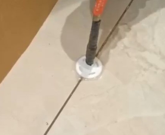 淳化瓷砖空鼓维修公司专业解答瓷砖在铺贴过程中，如果没有涂抹均匀到位的粘结材料（如水泥砂浆或瓷砖胶），可能会导致以下问题